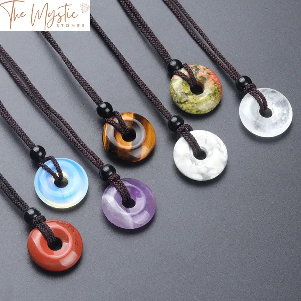 A natural agate stone in the shape of a donut, measuring 20mm in diameter, hangs from a necklace.